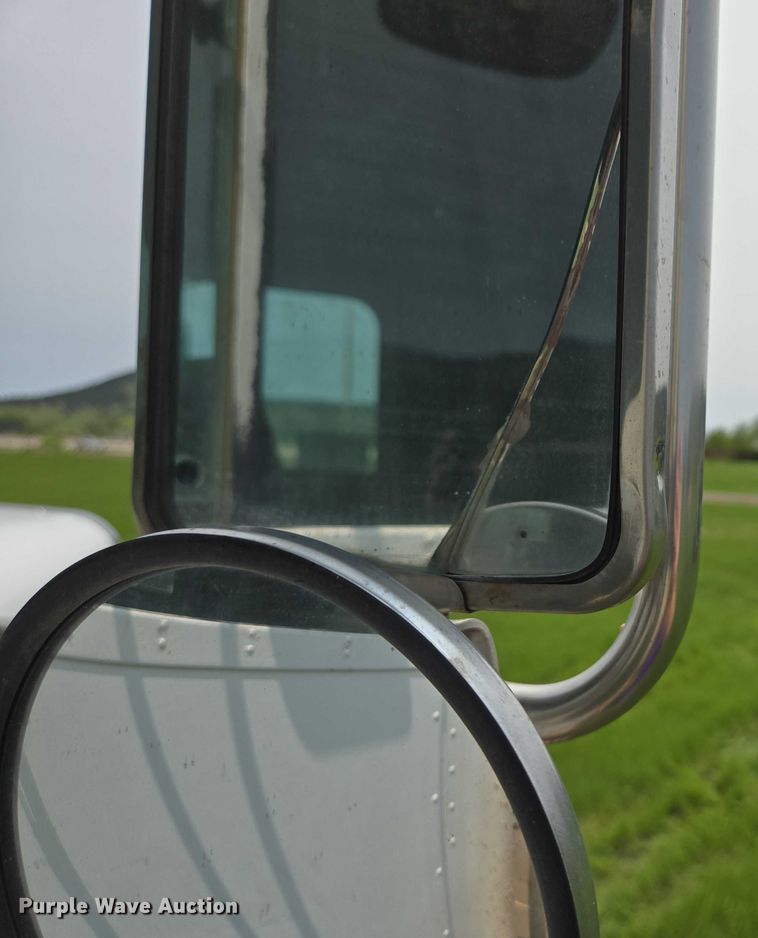 image for item DT7197 1987 Freightliner Conventional dump truck