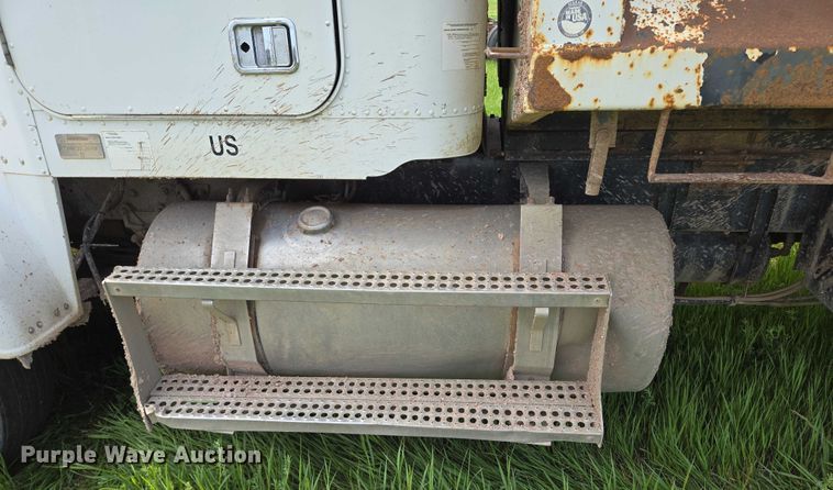 image for item DT7197 1987 Freightliner Conventional dump truck