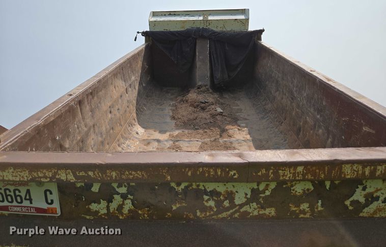 image for item DT7197 1987 Freightliner Conventional dump truck