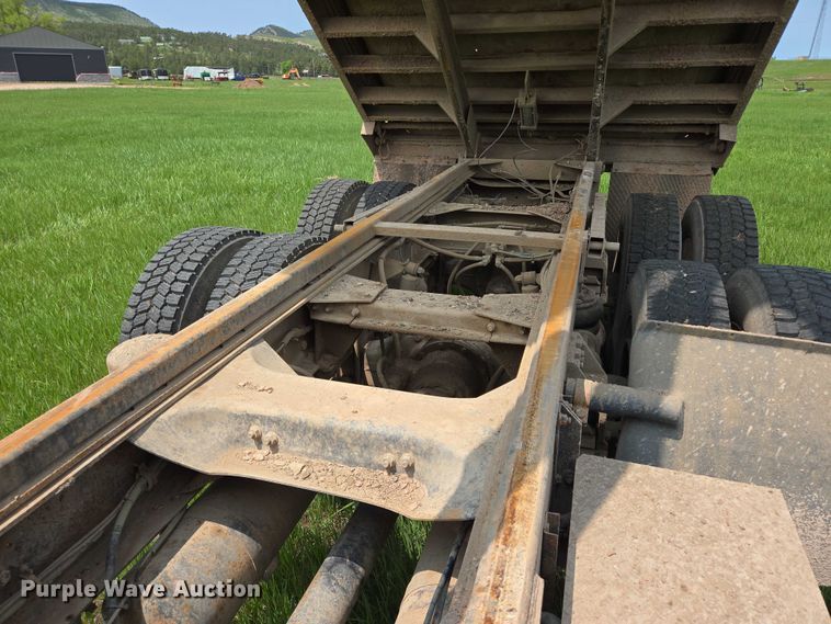 image for item DT7197 1987 Freightliner Conventional dump truck