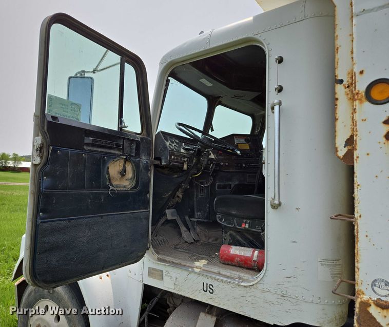 image for item DT7197 1987 Freightliner Conventional dump truck