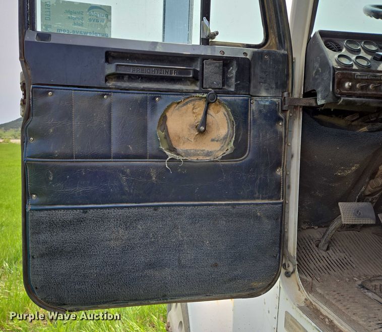 image for item DT7197 1987 Freightliner Conventional dump truck