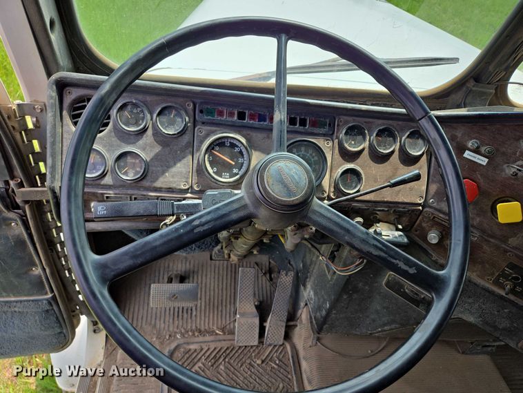 image for item DT7197 1987 Freightliner Conventional dump truck