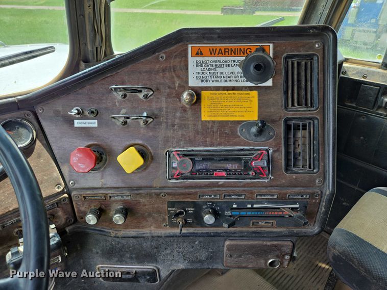 image for item DT7197 1987 Freightliner Conventional dump truck