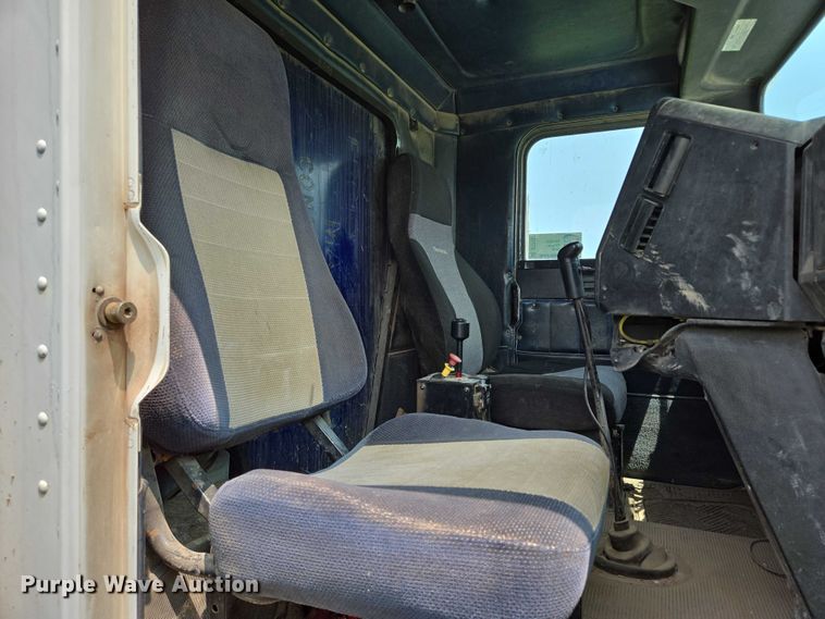 image for item DT7197 1987 Freightliner Conventional dump truck