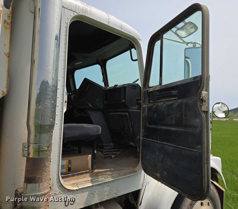 image for item DT7197 1987 Freightliner Conventional dump truck
