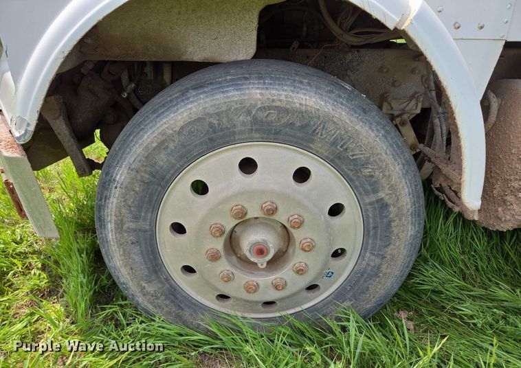 image for item DT7197 1987 Freightliner Conventional dump truck