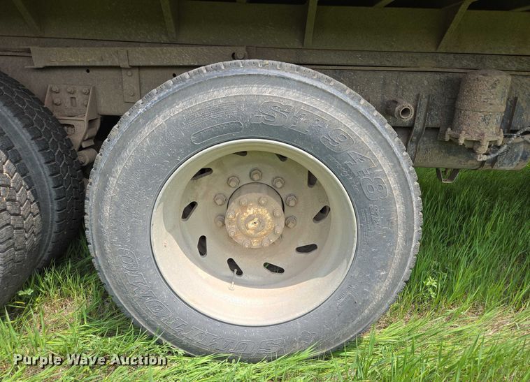 image for item DT7197 1987 Freightliner Conventional dump truck