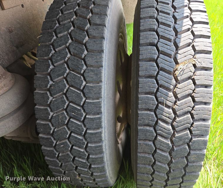 image for item DT7197 1987 Freightliner Conventional dump truck