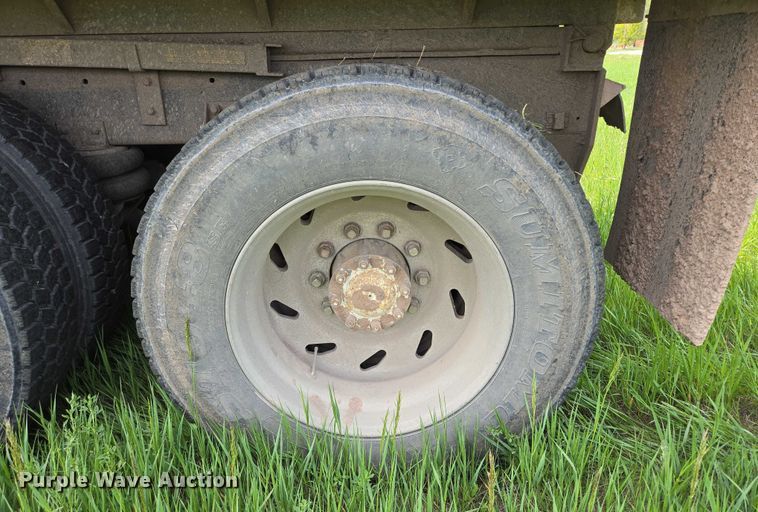 image for item DT7197 1987 Freightliner Conventional dump truck