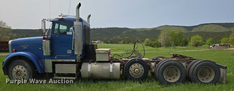 image for item DT7198 1992 Freightliner FDL120 semi truck