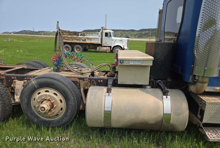 image for item DT7198 1992 Freightliner FDL120 semi truck