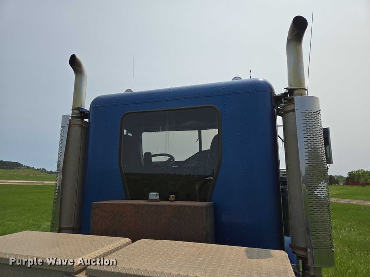 image for item DT7198 1992 Freightliner FDL120 semi truck