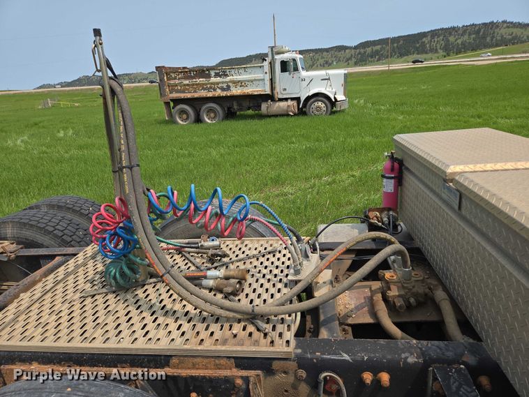 image for item DT7198 1992 Freightliner FDL120 semi truck