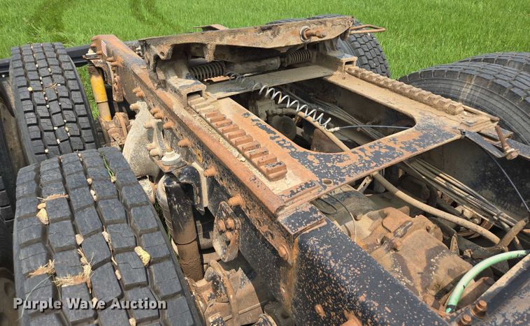 image for item DT7198 1992 Freightliner FDL120 semi truck