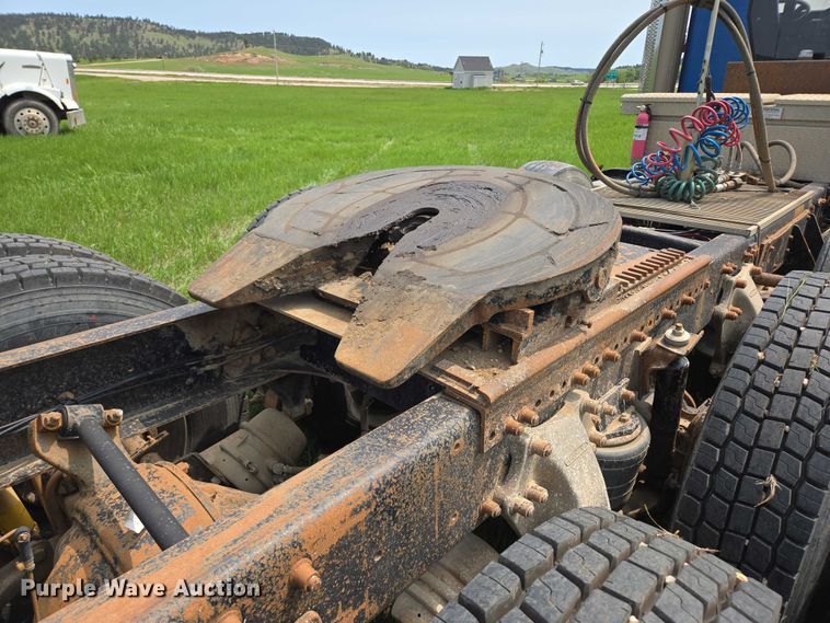 image for item DT7198 1992 Freightliner FDL120 semi truck