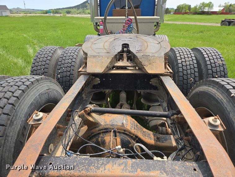 image for item DT7198 1992 Freightliner FDL120 semi truck