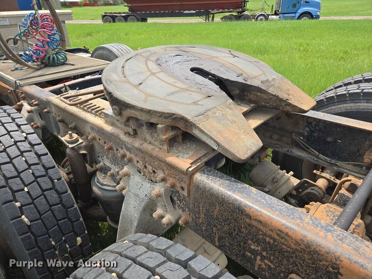 image for item DT7198 1992 Freightliner FDL120 semi truck