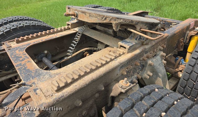 image for item DT7198 1992 Freightliner FDL120 semi truck