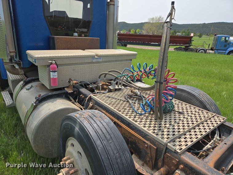 image for item DT7198 1992 Freightliner FDL120 semi truck