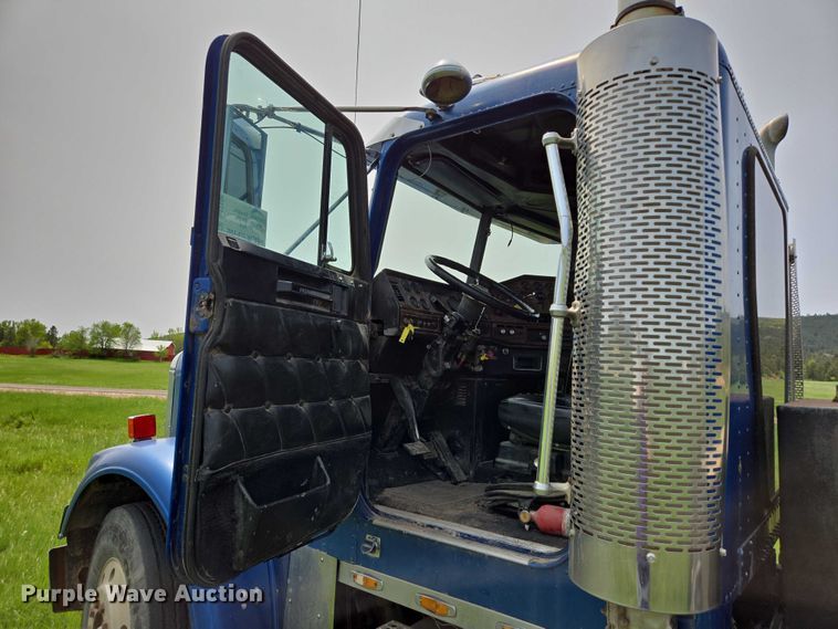 image for item DT7198 1992 Freightliner FDL120 semi truck