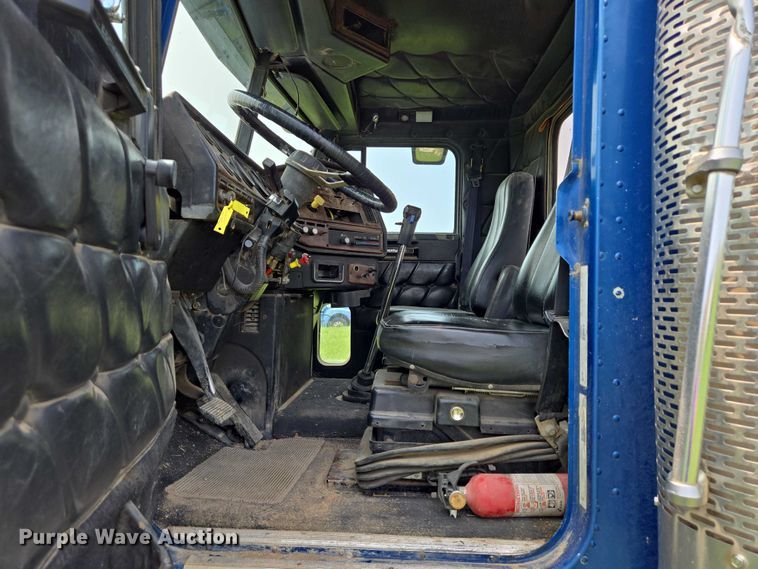 image for item DT7198 1992 Freightliner FDL120 semi truck