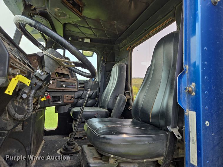 image for item DT7198 1992 Freightliner FDL120 semi truck