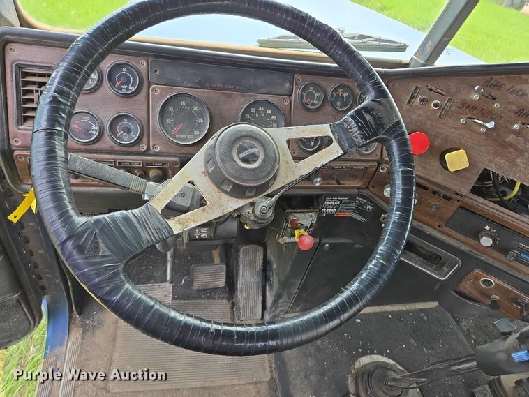 image for item DT7198 1992 Freightliner FDL120 semi truck