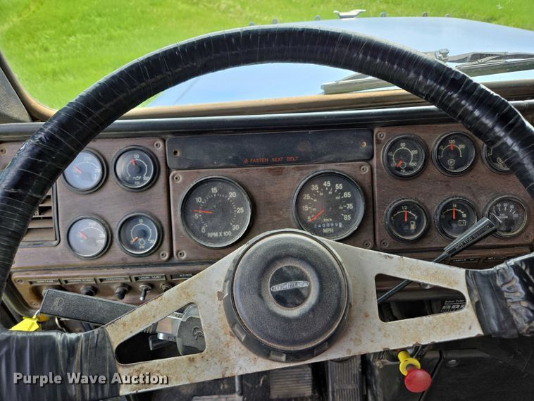 image for item DT7198 1992 Freightliner FDL120 semi truck