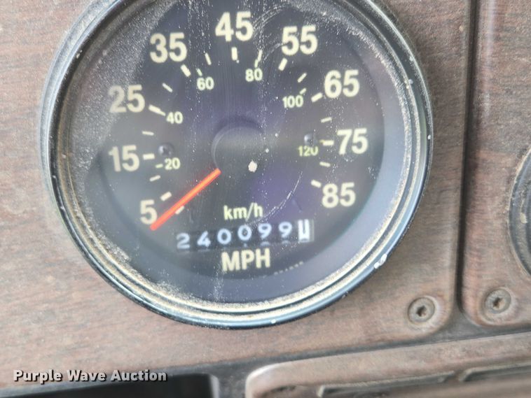 image for item DT7198 1992 Freightliner FDL120 semi truck