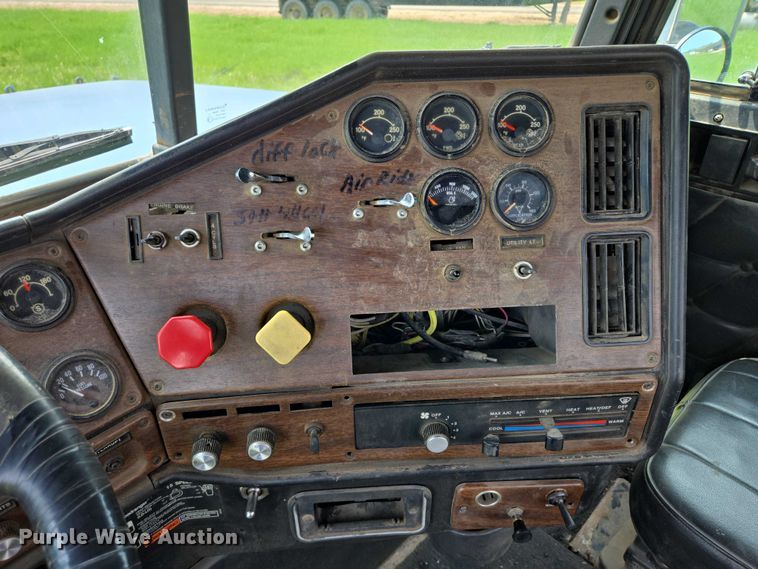 image for item DT7198 1992 Freightliner FDL120 semi truck