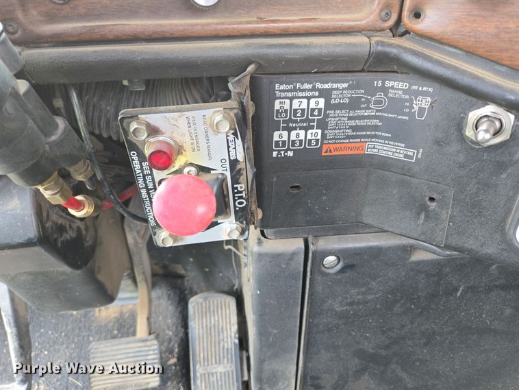 image for item DT7198 1992 Freightliner FDL120 semi truck