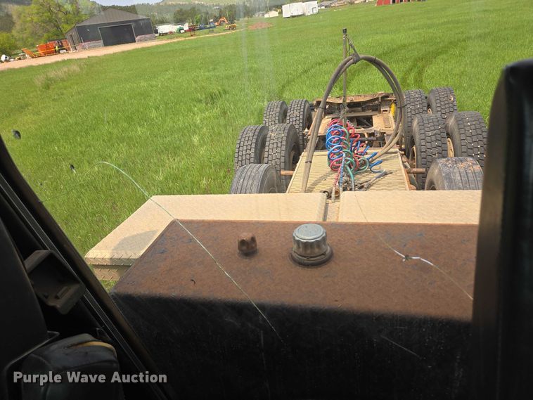 image for item DT7198 1992 Freightliner FDL120 semi truck