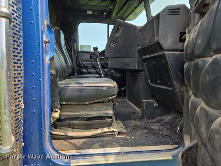 image for item DT7198 1992 Freightliner FDL120 semi truck