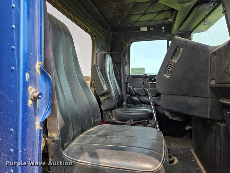 image for item DT7198 1992 Freightliner FDL120 semi truck