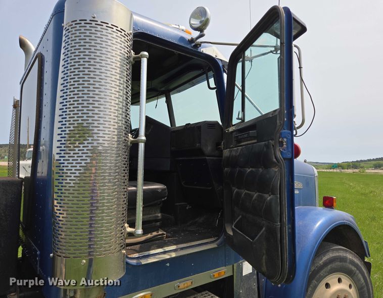 image for item DT7198 1992 Freightliner FDL120 semi truck