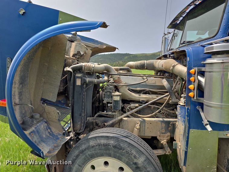 image for item DT7198 1992 Freightliner FDL120 semi truck