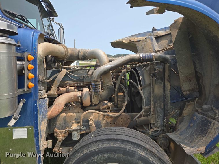 image for item DT7198 1992 Freightliner FDL120 semi truck