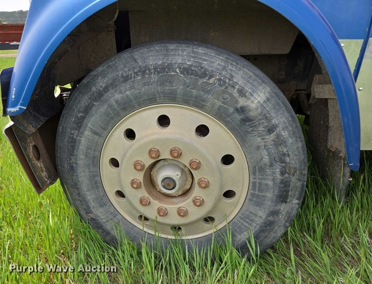 image for item DT7198 1992 Freightliner FDL120 semi truck