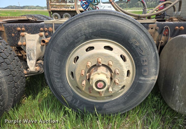 image for item DT7198 1992 Freightliner FDL120 semi truck