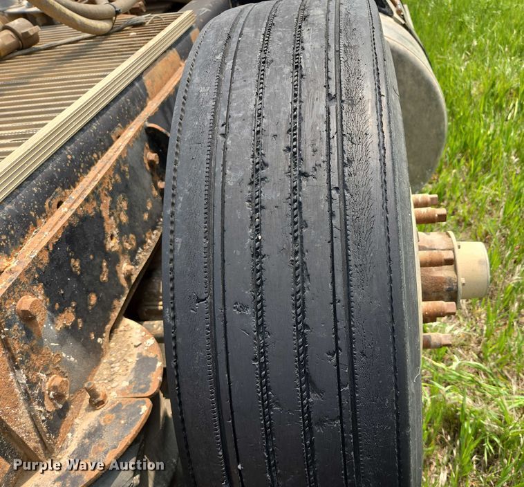 image for item DT7198 1992 Freightliner FDL120 semi truck