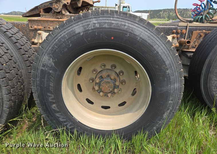 image for item DT7198 1992 Freightliner FDL120 semi truck