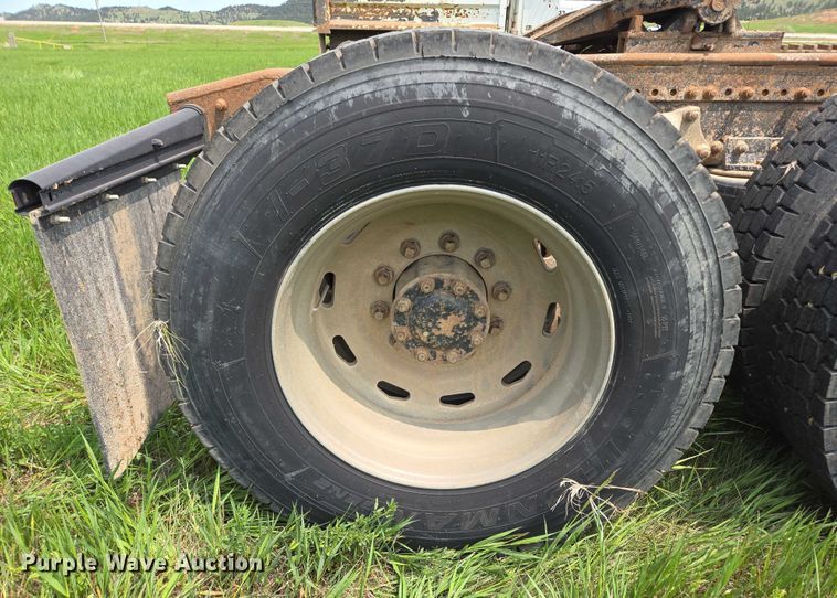 image for item DT7198 1992 Freightliner FDL120 semi truck