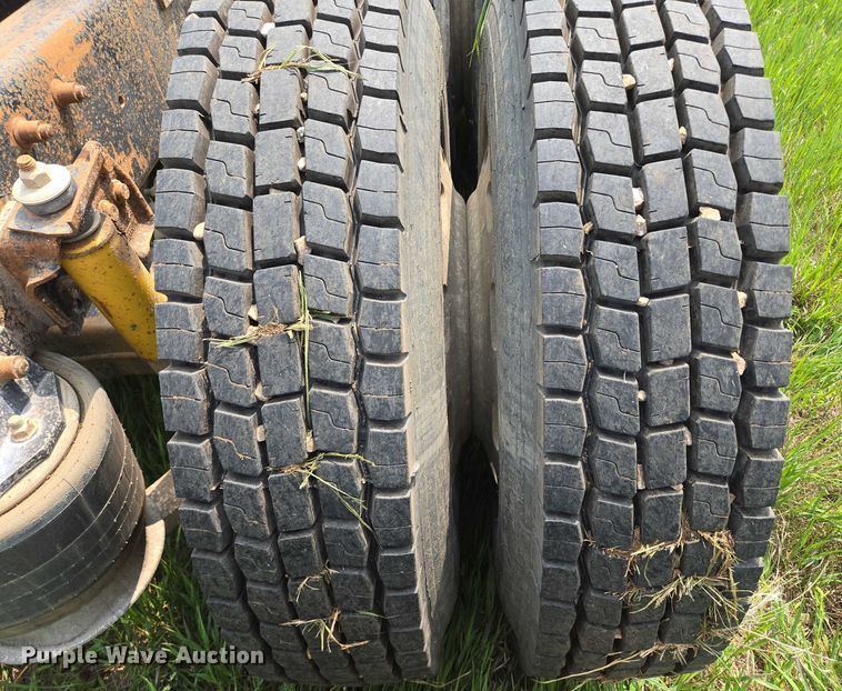 image for item DT7198 1992 Freightliner FDL120 semi truck