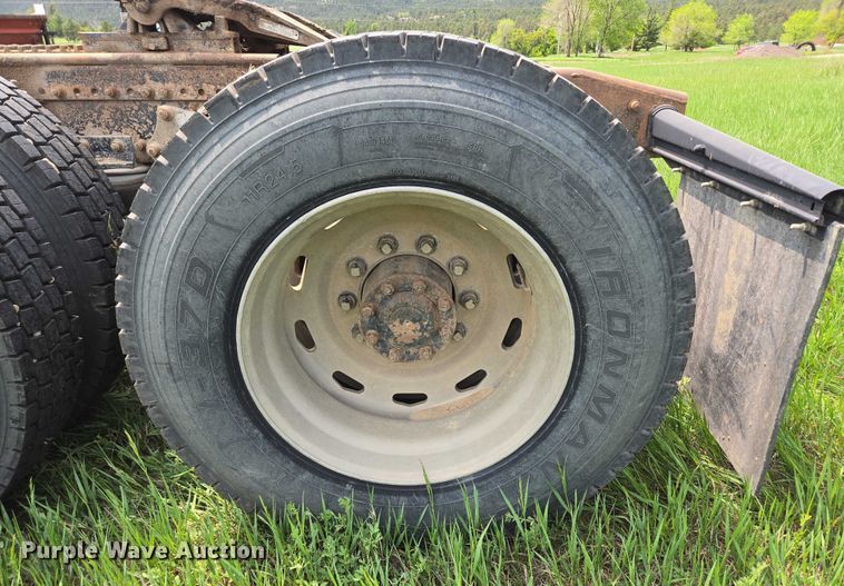 image for item DT7198 1992 Freightliner FDL120 semi truck