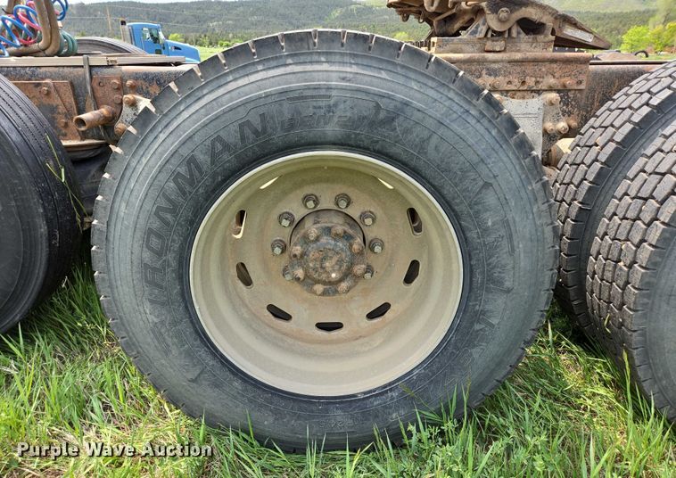 image for item DT7198 1992 Freightliner FDL120 semi truck