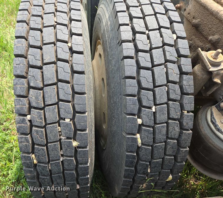 image for item DT7198 1992 Freightliner FDL120 semi truck