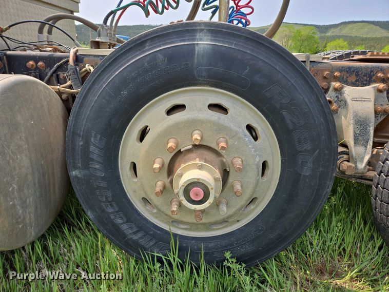 image for item DT7198 1992 Freightliner FDL120 semi truck