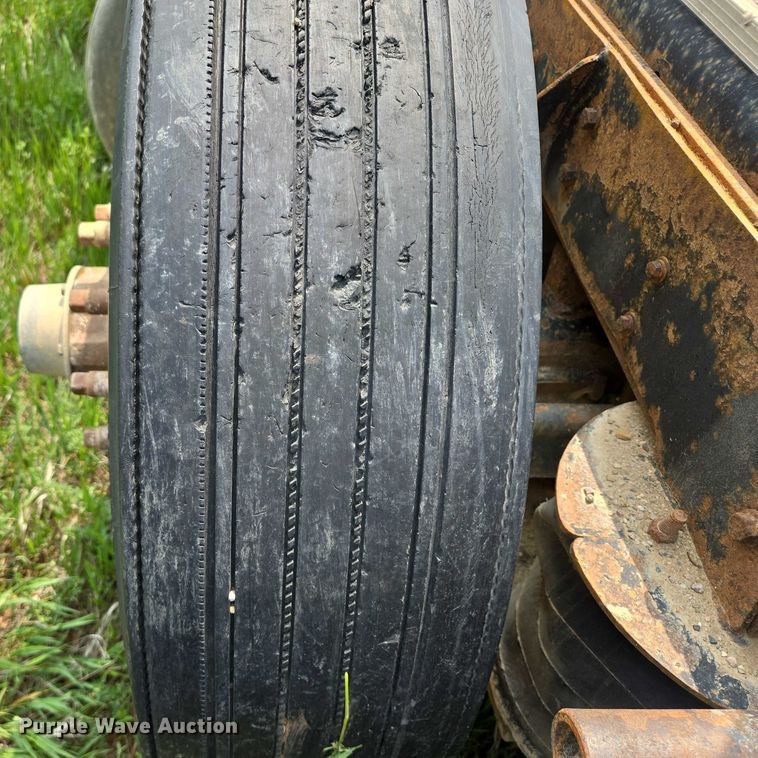 image for item DT7198 1992 Freightliner FDL120 semi truck