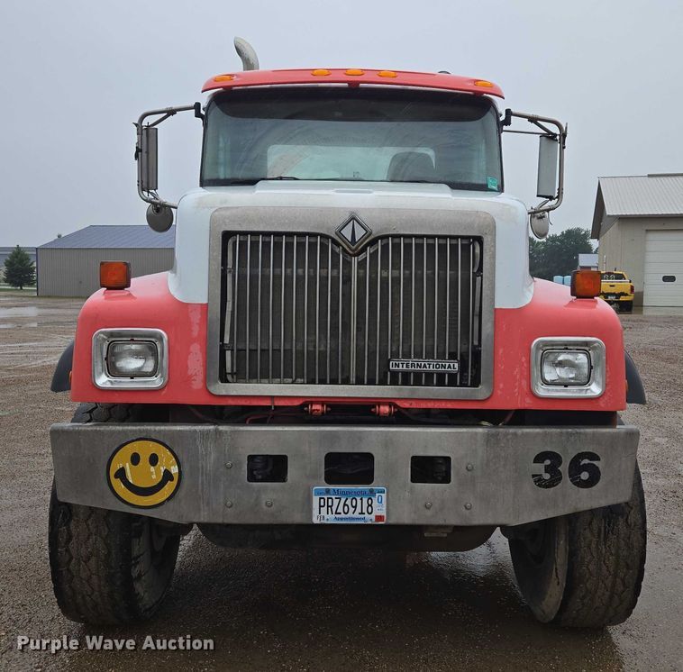 image for item DT7201 2001 International 5500i ready mix truck
